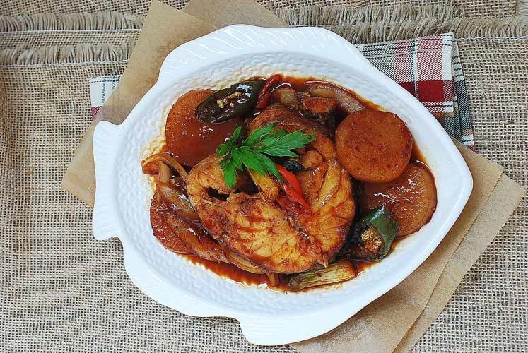 cá tuyết kho củ cải