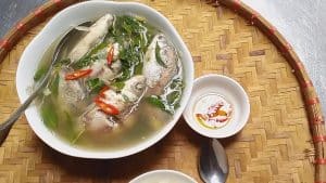 canh cá diếc nấu ngải cứu
