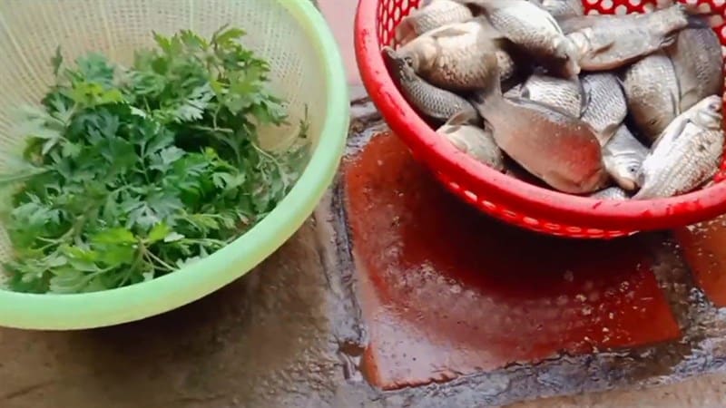 canh cá diếc ngải cứu