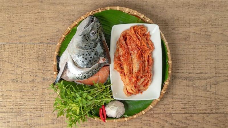 canh kim chi đầu cá hồi