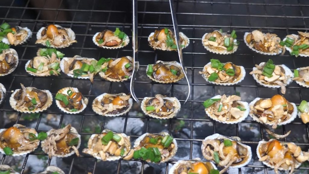 sò huyết nướng mỡ hành