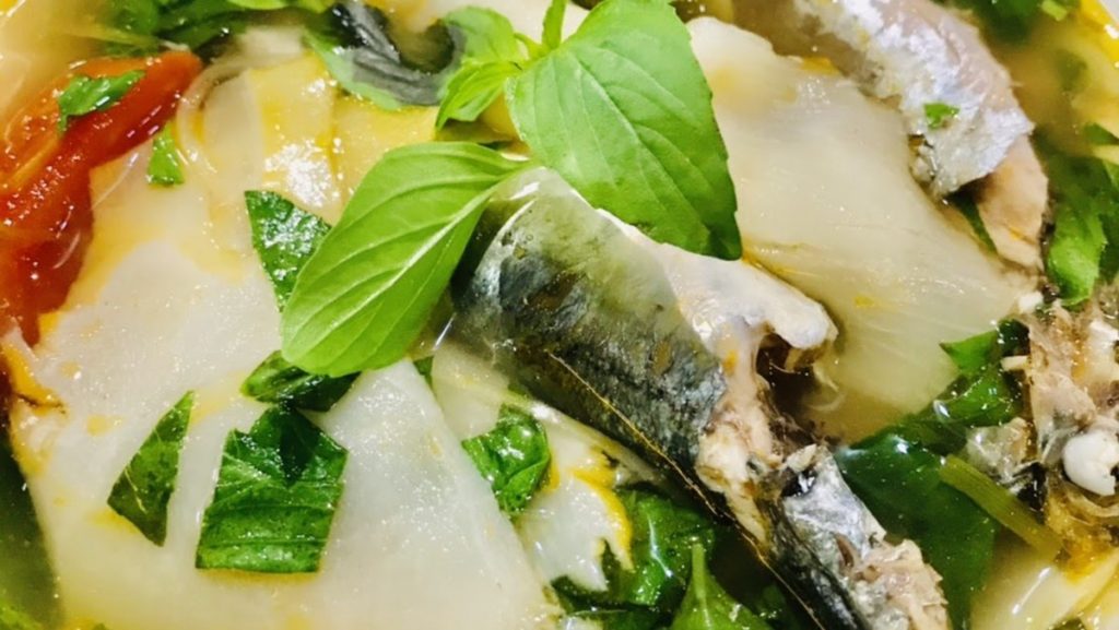 cá nục náu canh măng chua