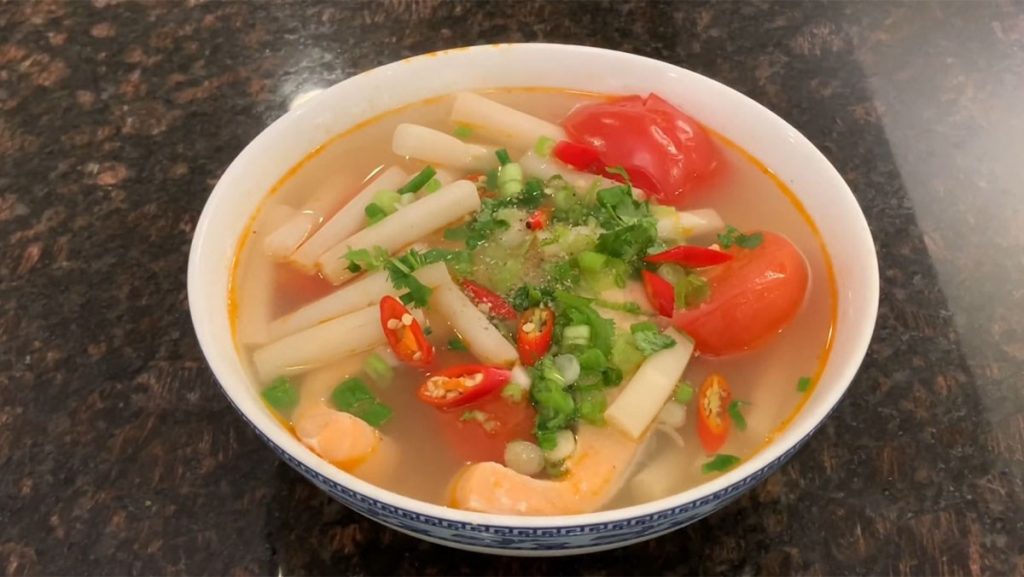 ngó sen nấu cá hồi